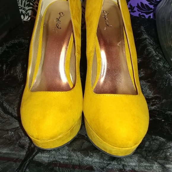 Mustard colored heels - Picture 5 of 7